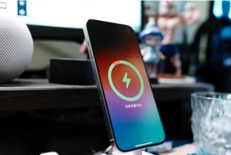 靖州苹果15换屏服务分享用什么充电器给iPhone15充电更好 
